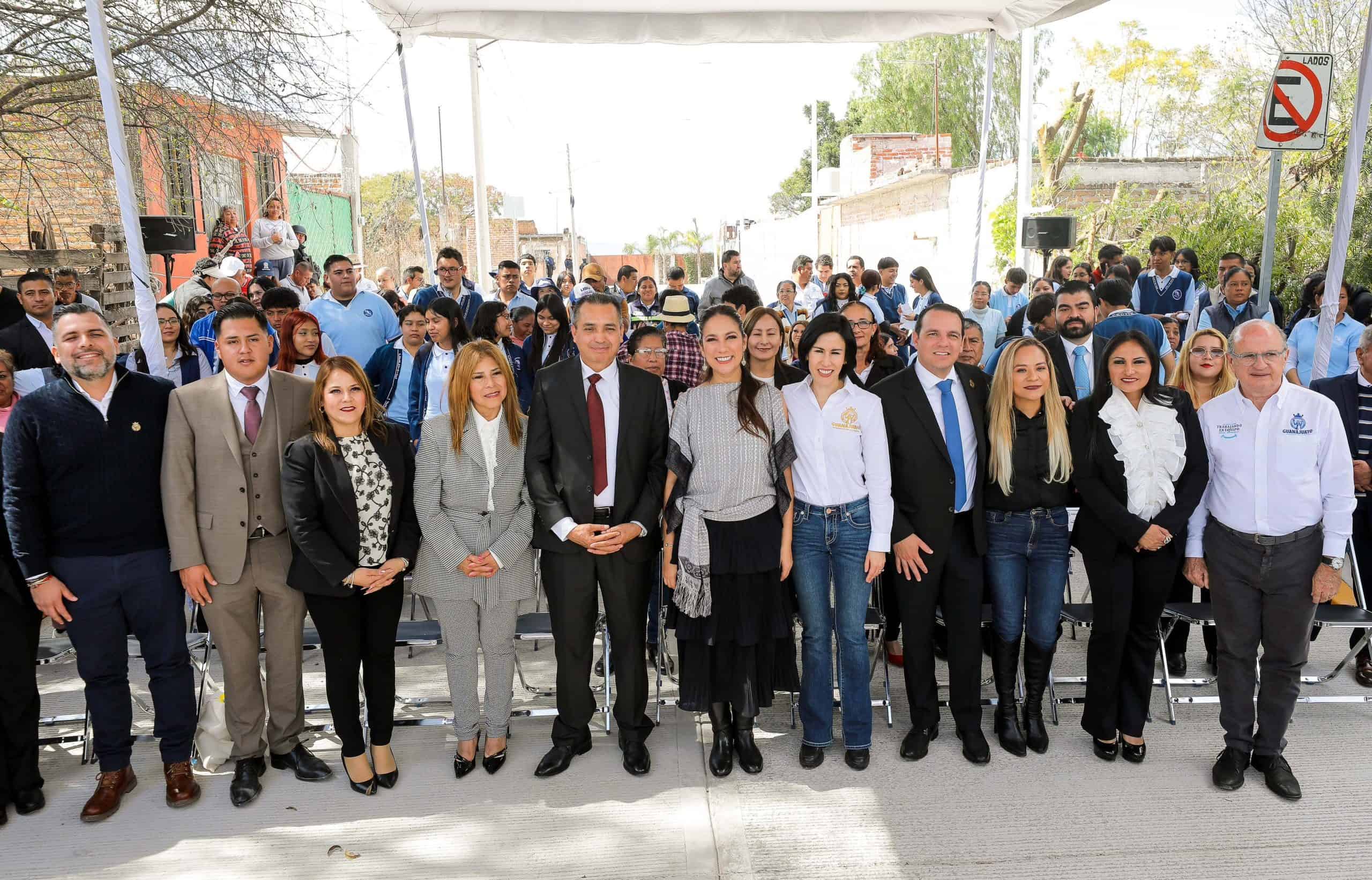 Comonfort conmemora 464 años de fundación con desfile y entrega de obras públicas
