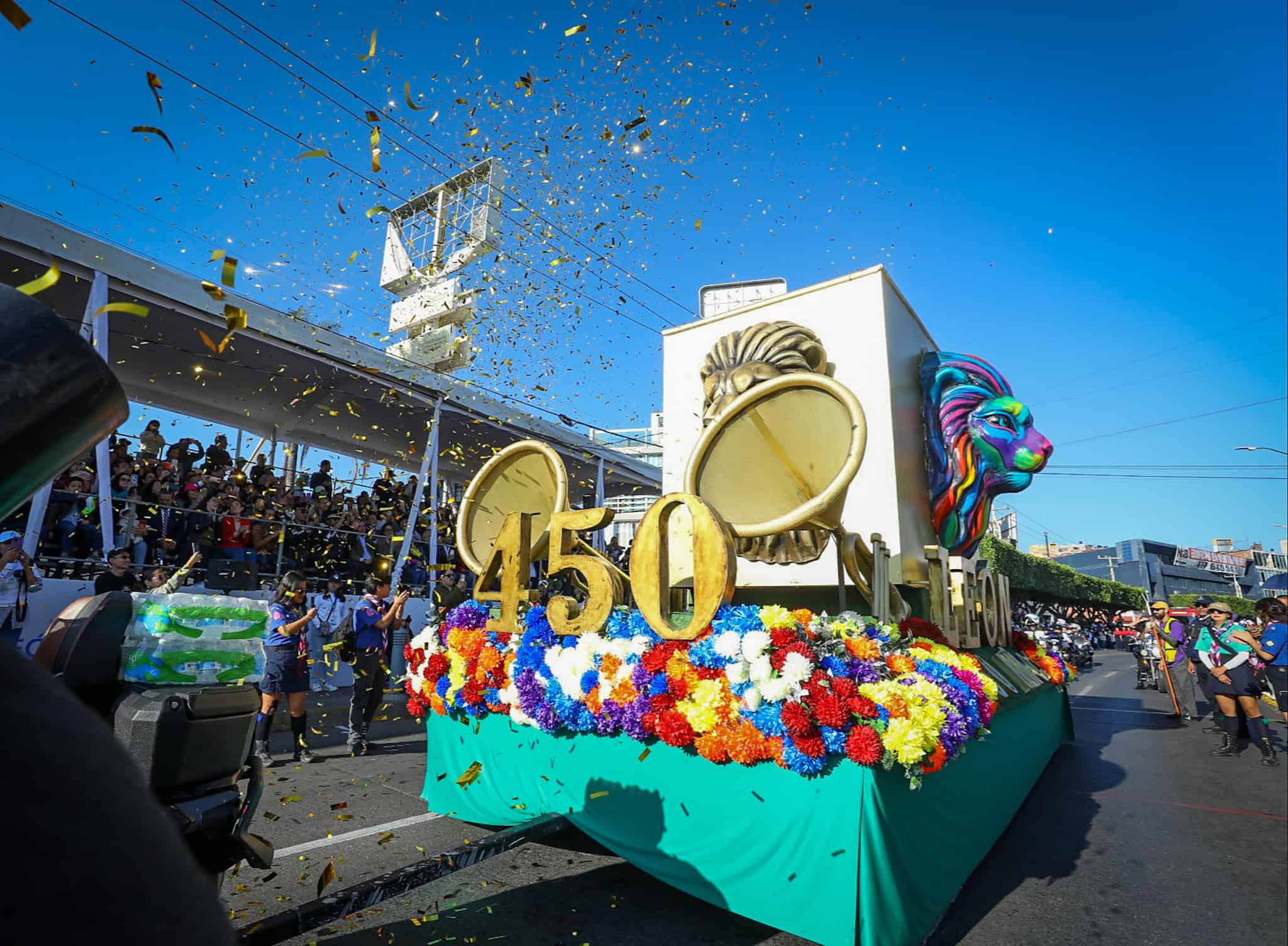 León celebra 450 años con desfile que reunió a más de 70 mil personas
