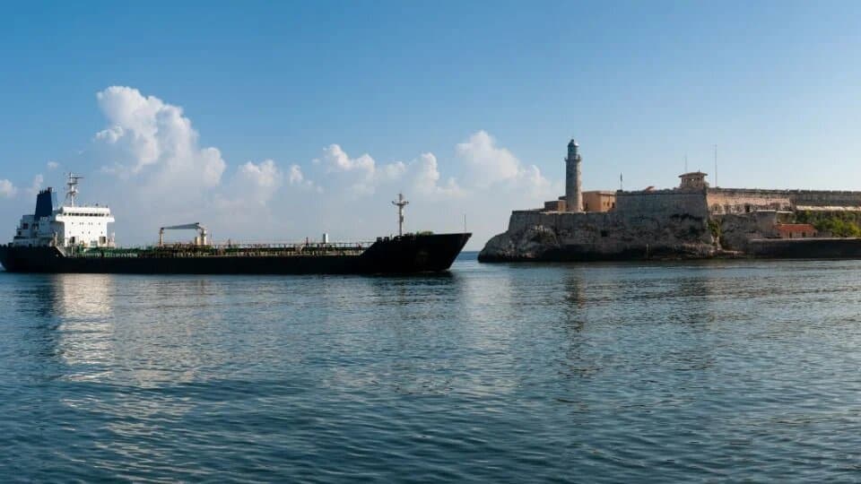 Pemex suspende envío de petróleo a Cuba en medio de tensiones políticas y energéticas