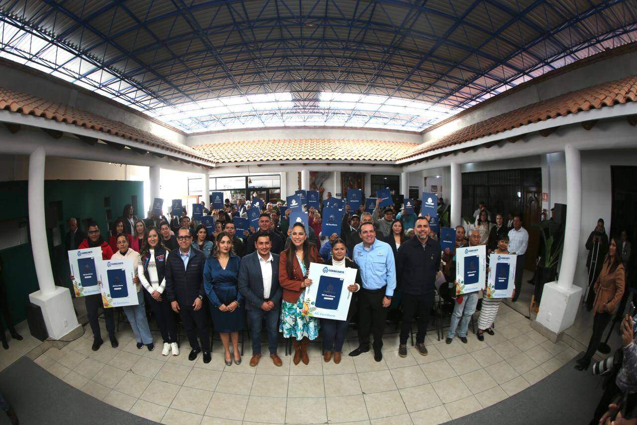 Gobernadora realiza gira por Uriangato: entrega escrituras e infraestructura hospitalaria