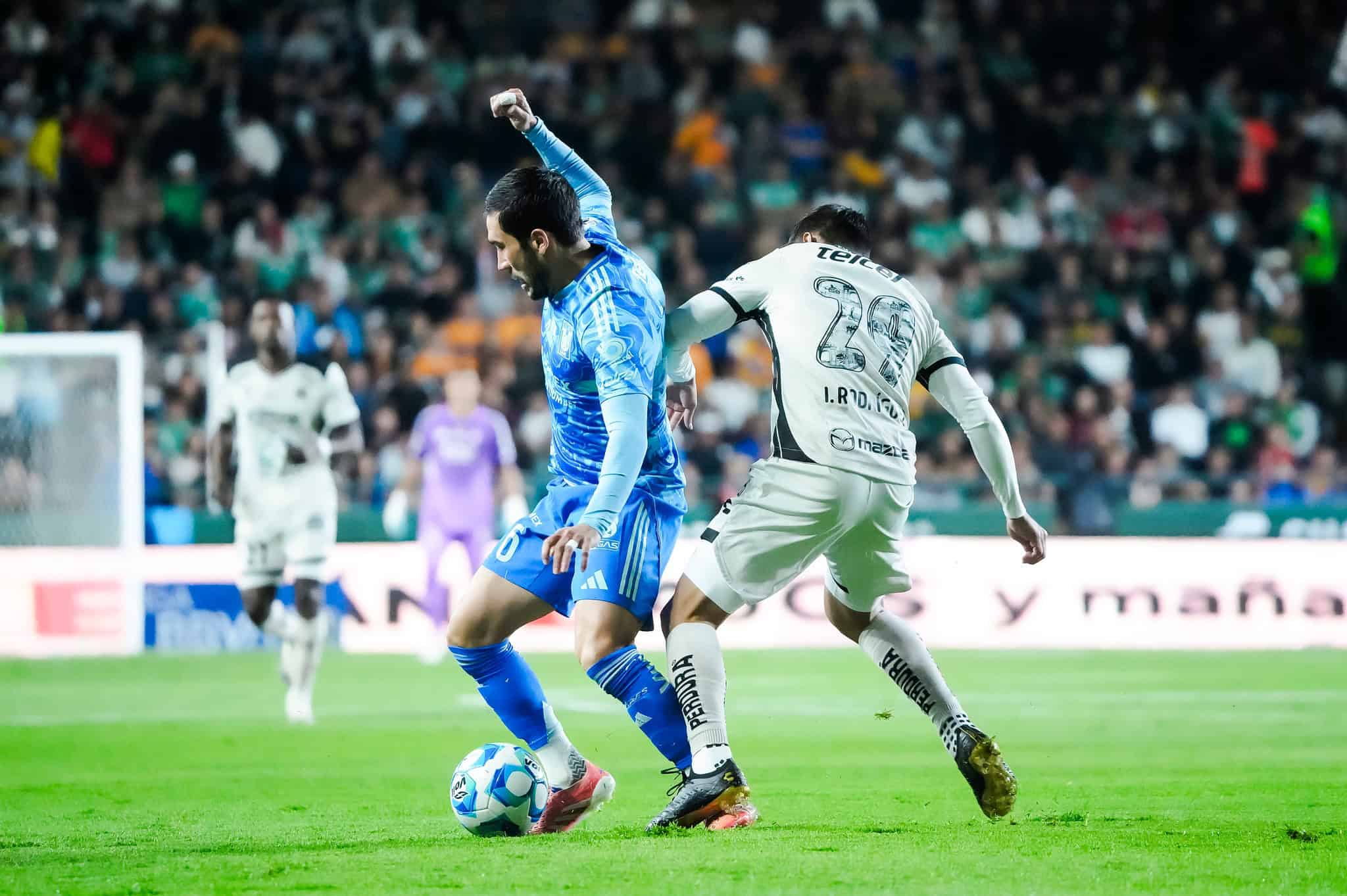 Tigres impone su condición de visitante y derrota 2–1 al León en el Nou Camp